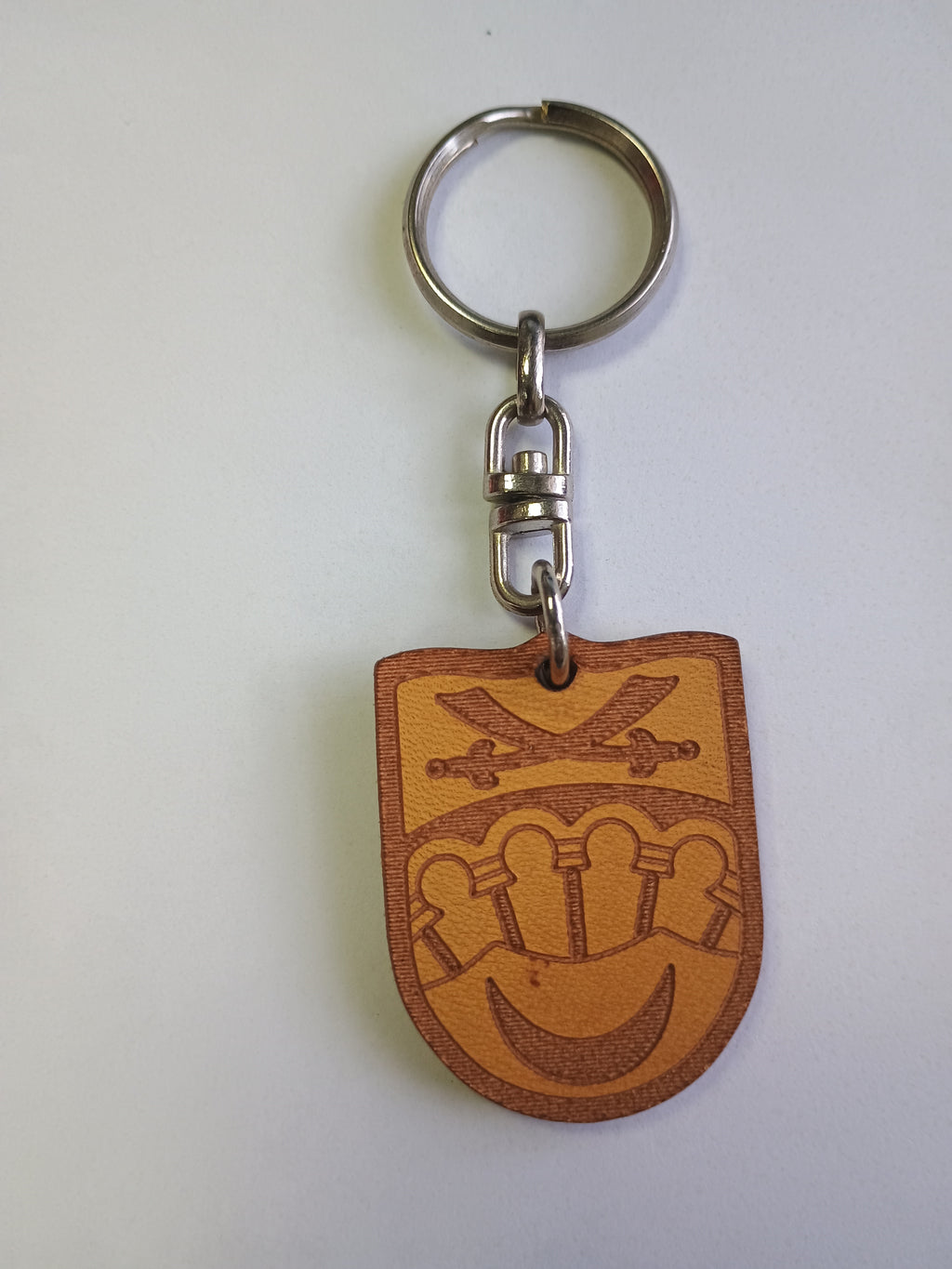 Llavero de piel artesanal con grabado láser personalizado hecho a mano en España — Agrado