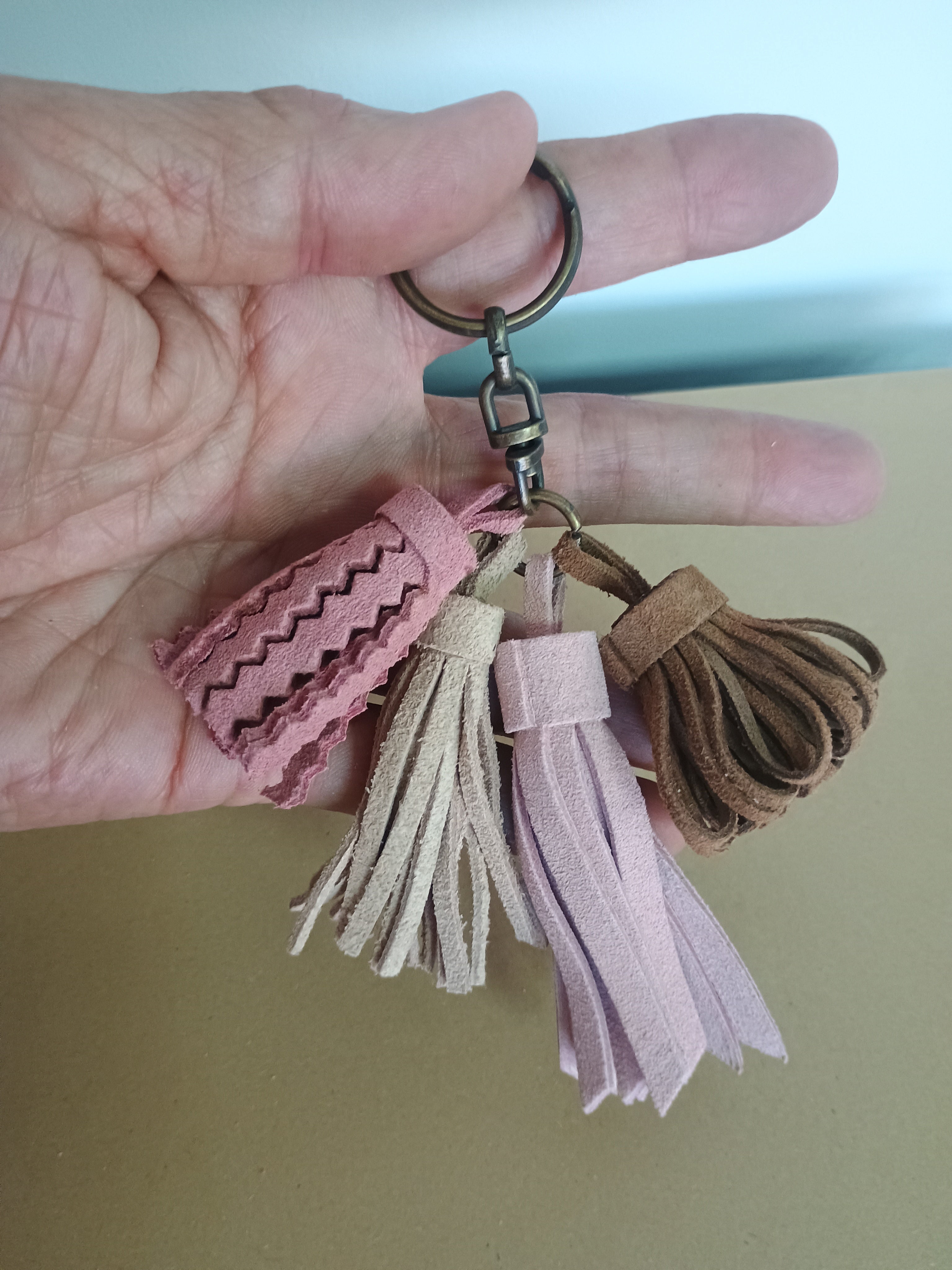 Llavero de Piel Natural Hecho a Mano | Diseño Clásico — Agrado