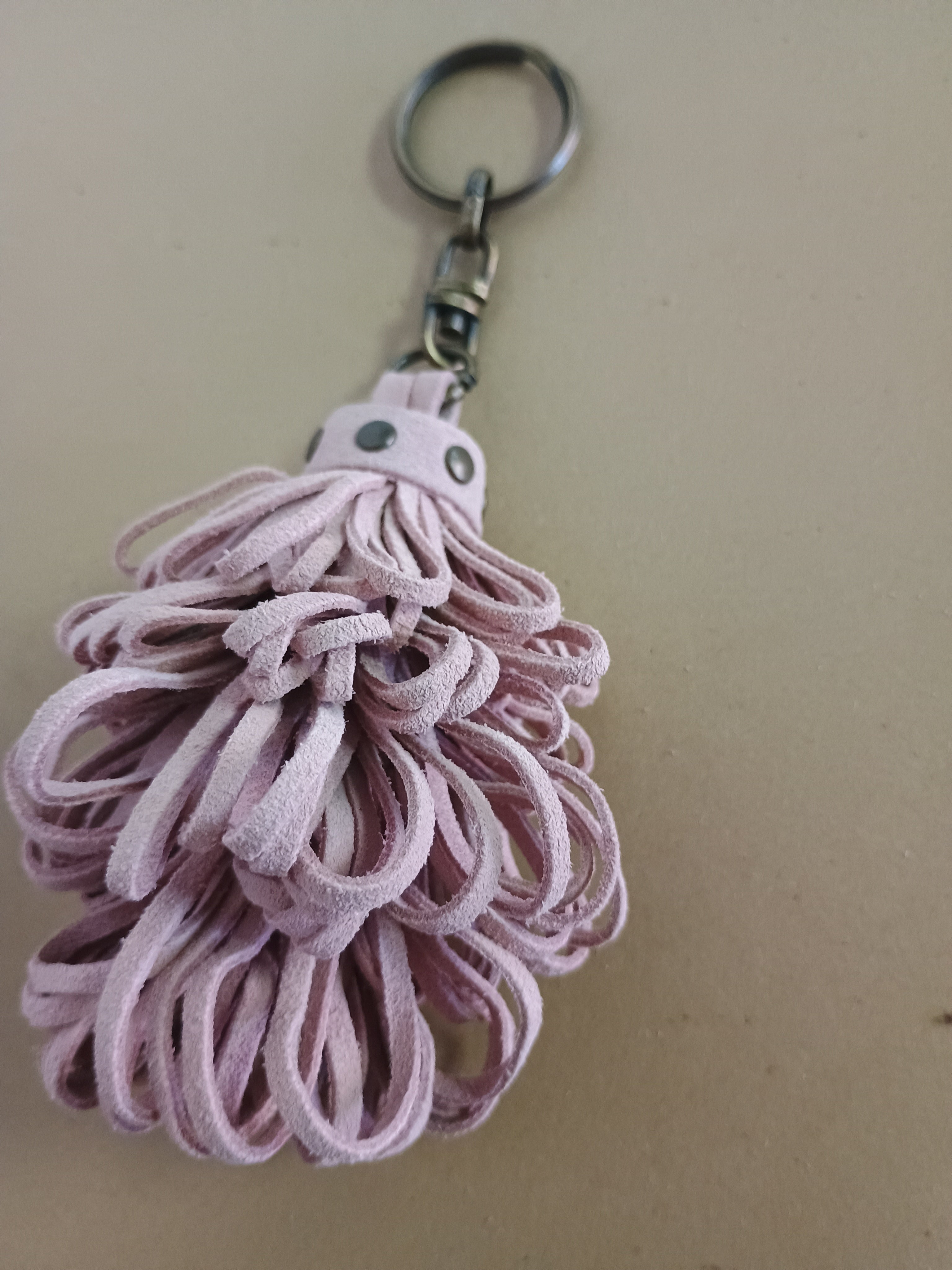 Llavero de Piel Natural Hecho a Mano | Diseño Elegante — Agrado
