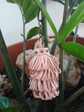 Llavero de piel natural artesanal diseño elegante colgado en planta