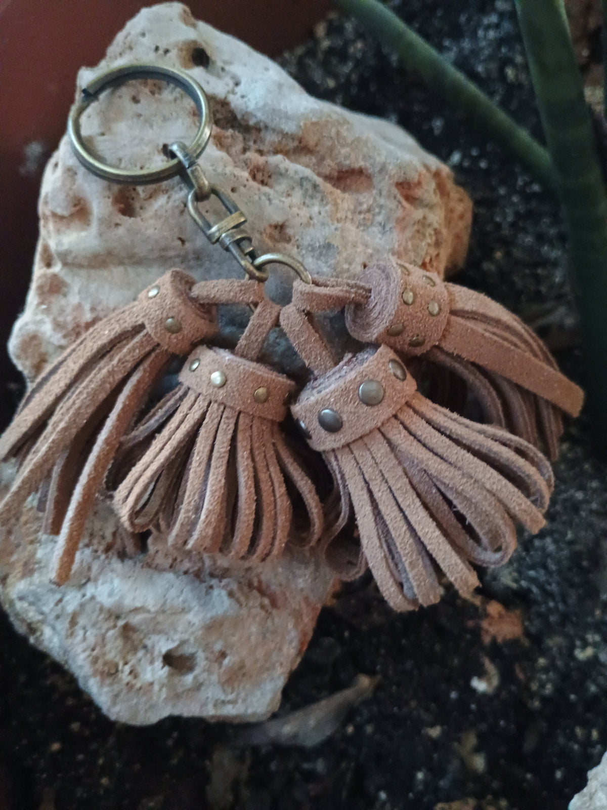 Llavero de piel natural artesanal técnica tradicional española sobre piedra