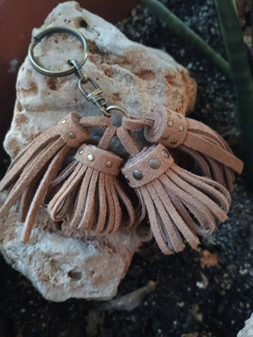 Llavero de piel natural artesanal técnica tradicional española sobre piedra