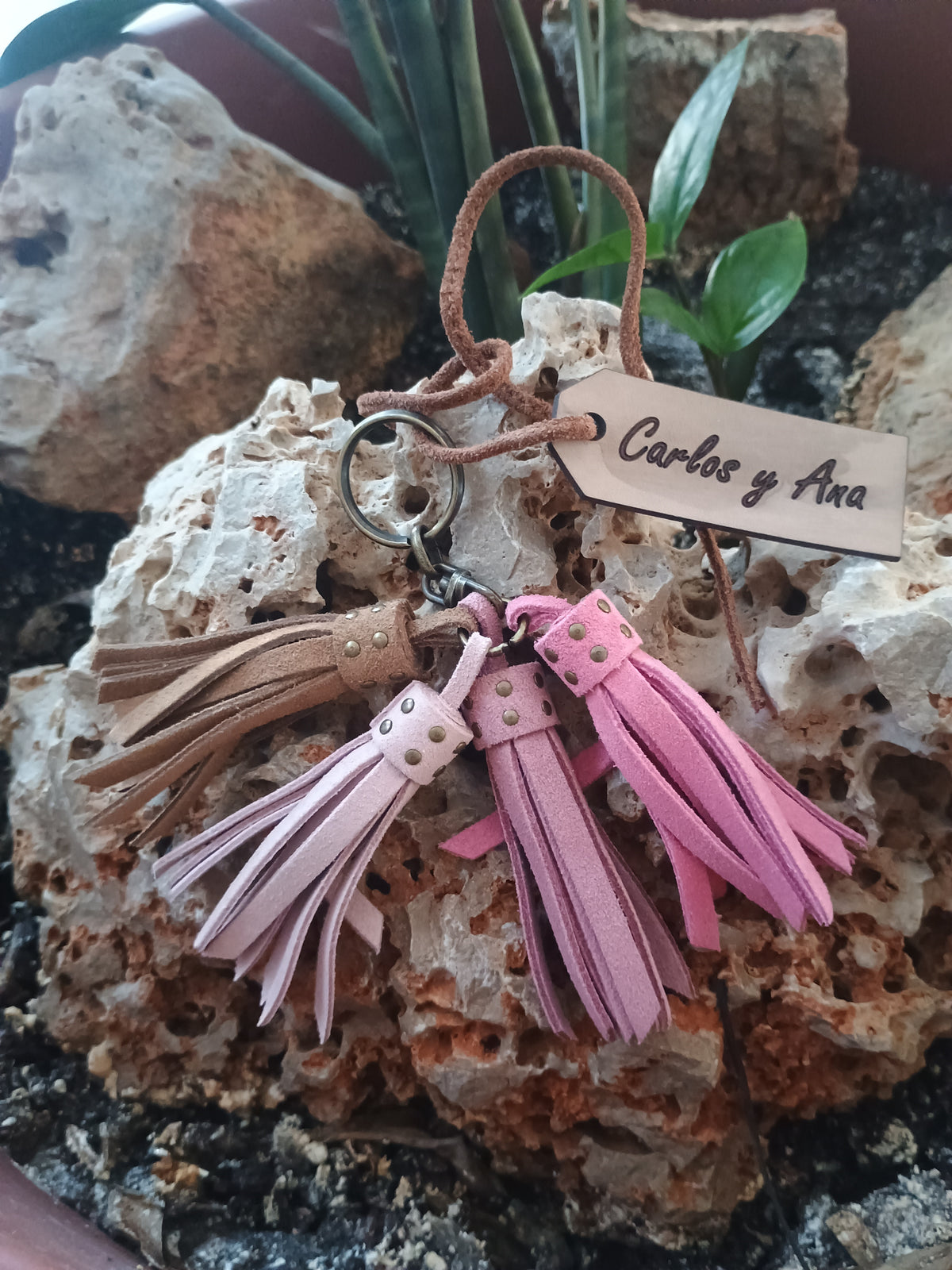 Llaveros de piel personalizados para boda con grabado láser Carlos y Ana sobre piedra